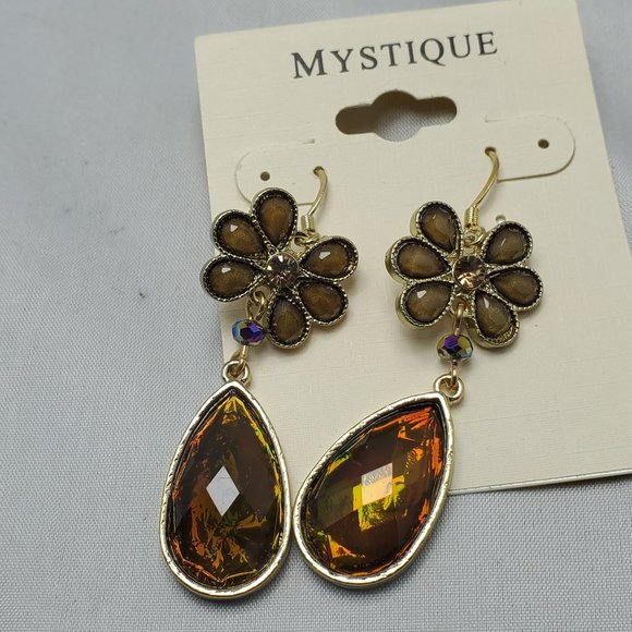 Mystique garnet color tear drop fish hook earring - Picture 3 of 4